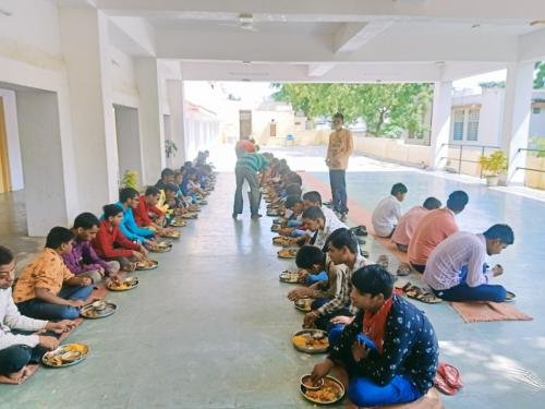 blind-school-food-distribution-1